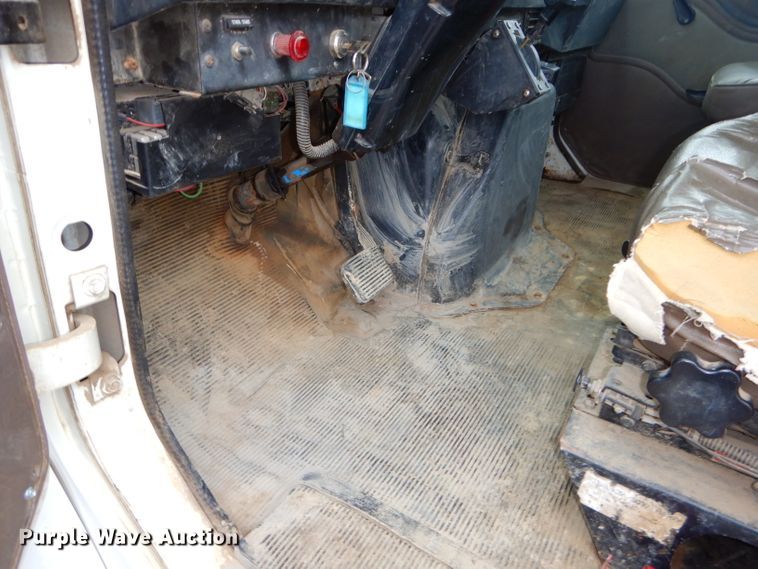 image for item DH4380 1995 International 4700 flatbed truck