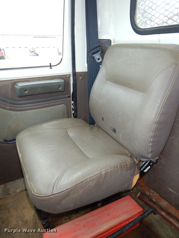 image for item DH4380 1995 International 4700 flatbed truck