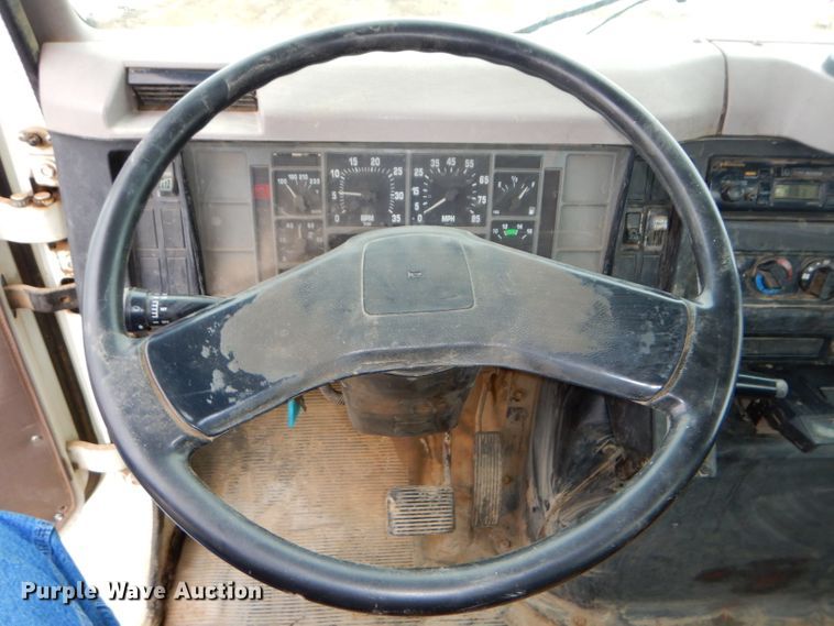 image for item DH4380 1995 International 4700 flatbed truck