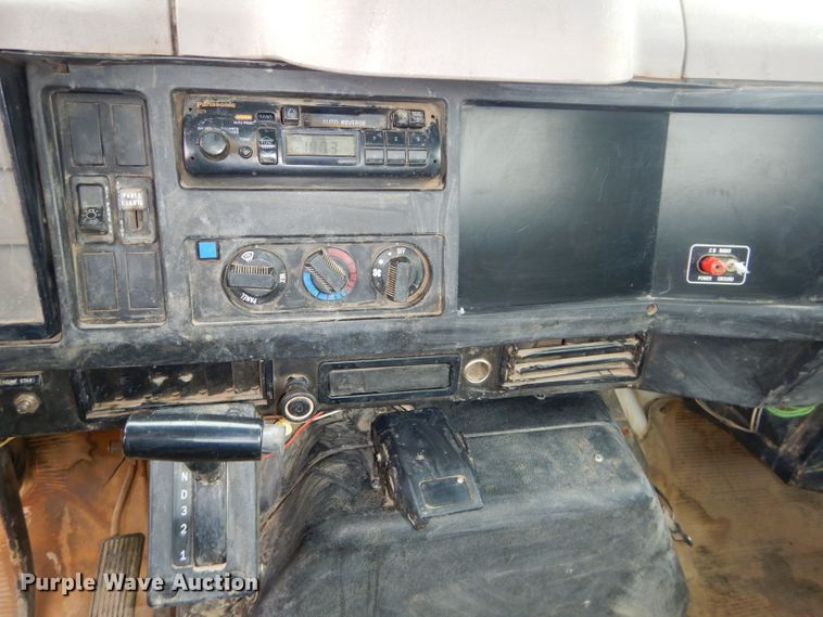 image for item DH4380 1995 International 4700 flatbed truck