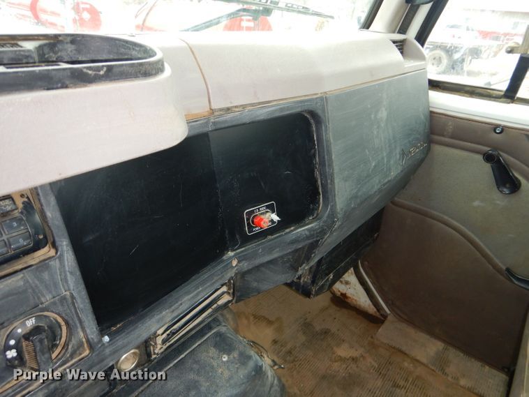 image for item DH4380 1995 International 4700 flatbed truck