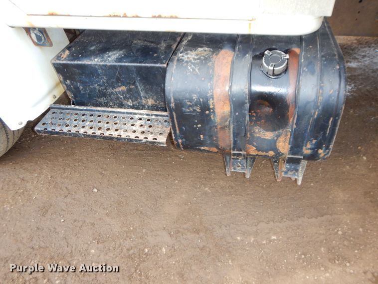 image for item DH4380 1995 International 4700 flatbed truck