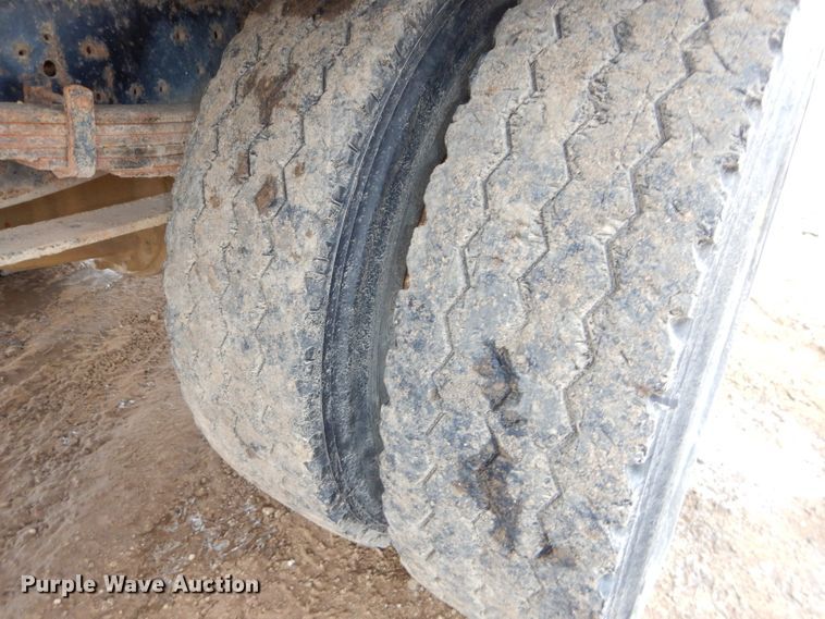 image for item DH4380 1995 International 4700 flatbed truck