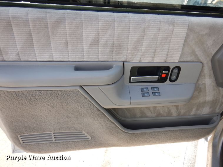 image for item ER9940 1993 GMC Suburban 2500 SUV