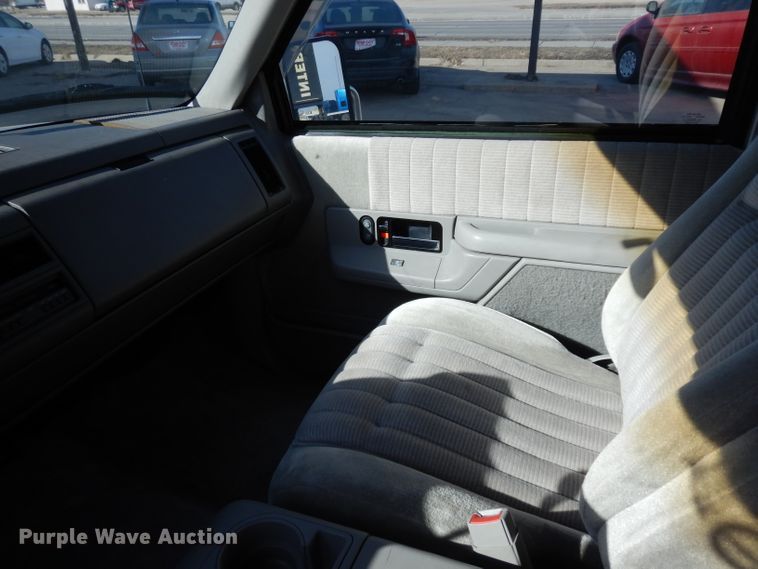 image for item ER9940 1993 GMC Suburban 2500 SUV