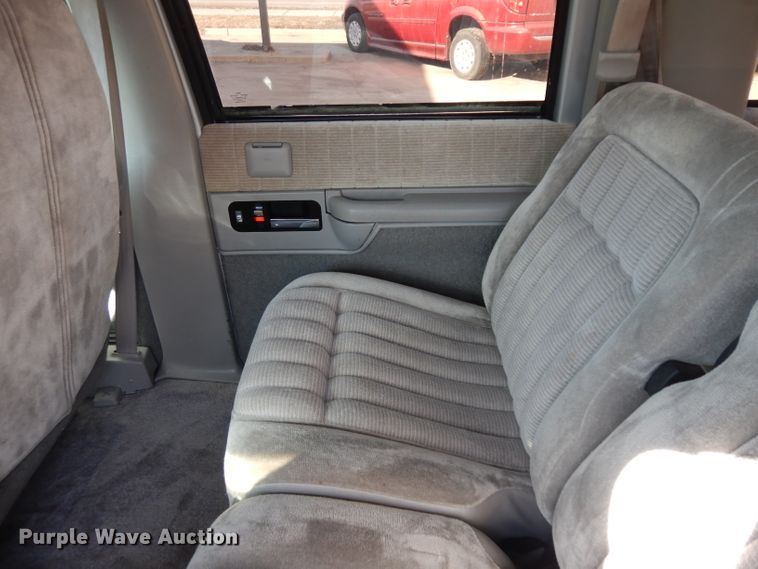 image for item ER9940 1993 GMC Suburban 2500 SUV