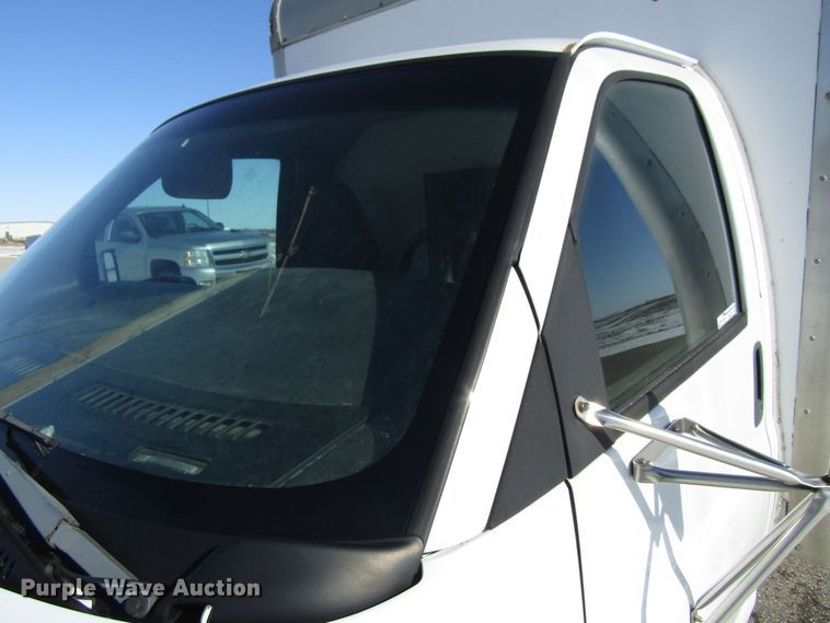 image for item FD9371 2002 GMC Savana G3500 box truck