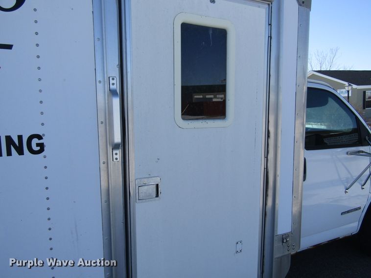 image for item FD9371 2002 GMC Savana G3500 box truck