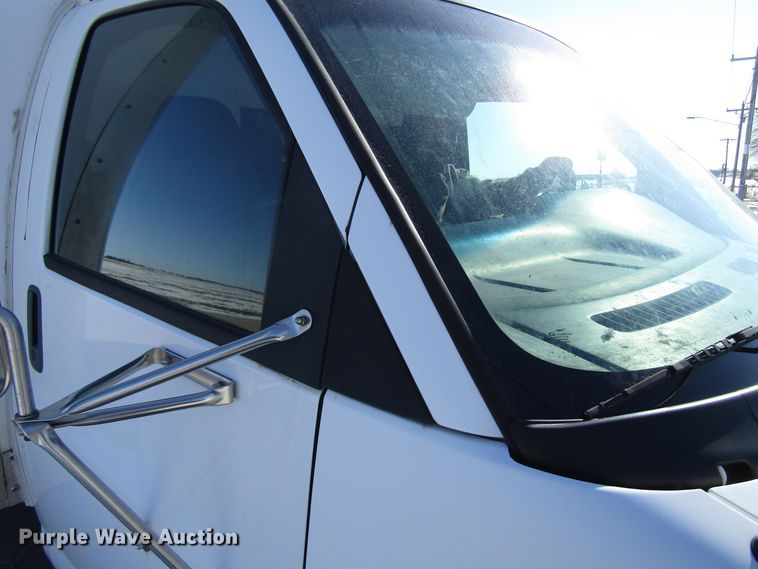 image for item FD9371 2002 GMC Savana G3500 box truck