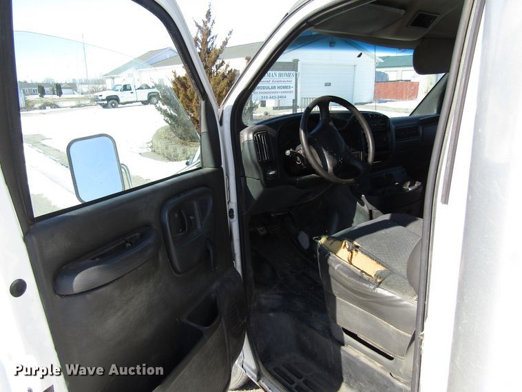 image for item FD9371 2002 GMC Savana G3500 box truck