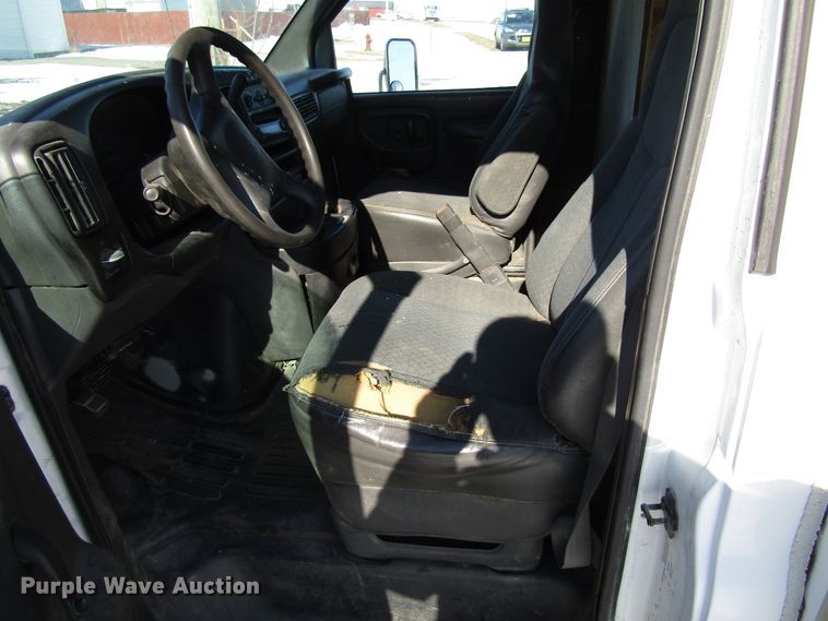 image for item FD9371 2002 GMC Savana G3500 box truck