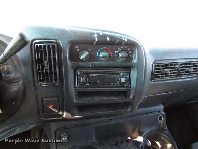 image for item FD9371 2002 GMC Savana G3500 box truck