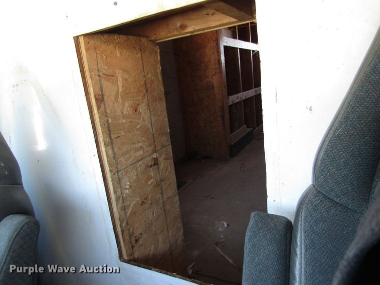 image for item FD9371 2002 GMC Savana G3500 box truck