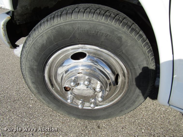 image for item FD9371 2002 GMC Savana G3500 box truck