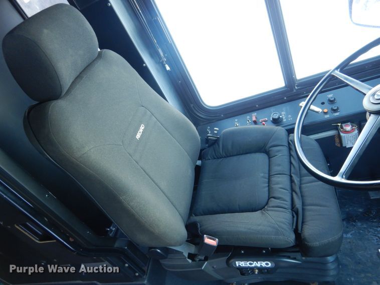 image for item FU9066 2006 New Flyer D40LF coach bus