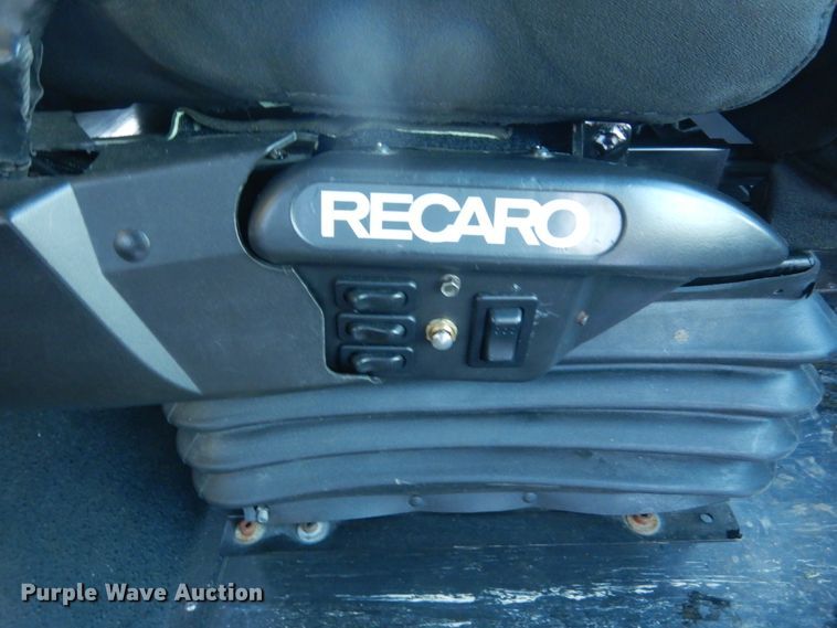 image for item FU9066 2006 New Flyer D40LF coach bus