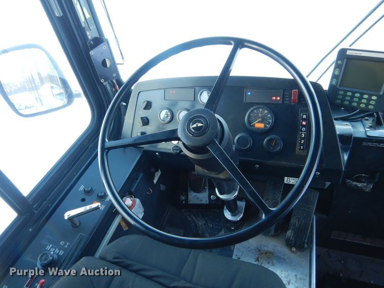 image for item FU9066 2006 New Flyer D40LF coach bus