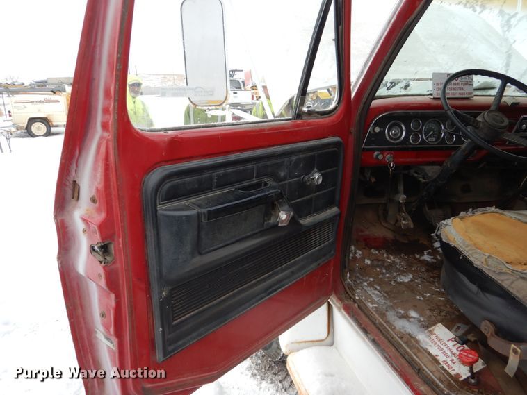 image for item FU9208 1976 Ford F600 fuel truck