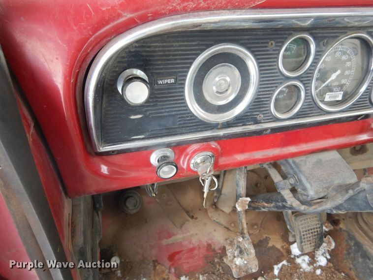 image for item FU9208 1976 Ford F600 fuel truck