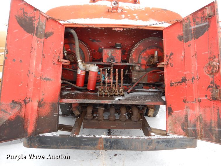 image for item FU9213 1974 International 1600 fuel truck