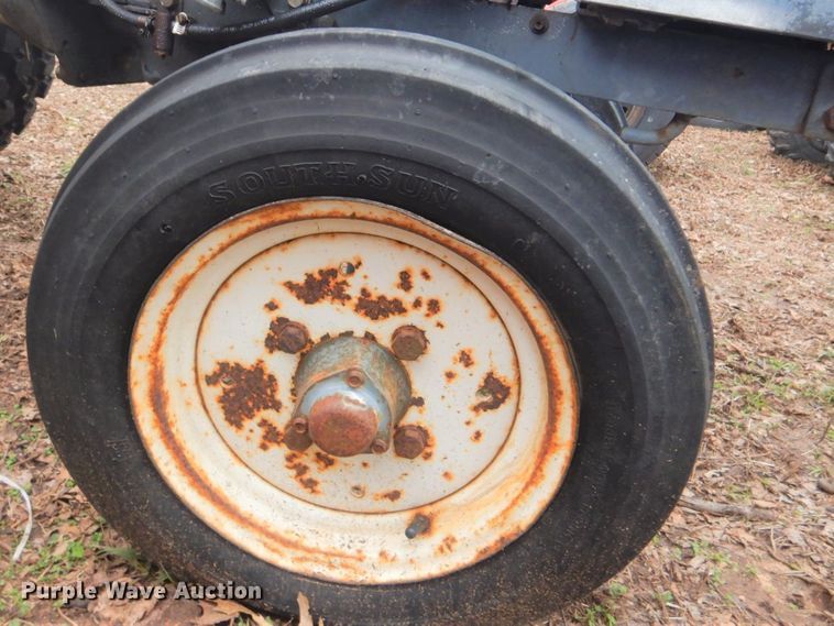 image for item GD9042 Mitsubishi D1650 tractor