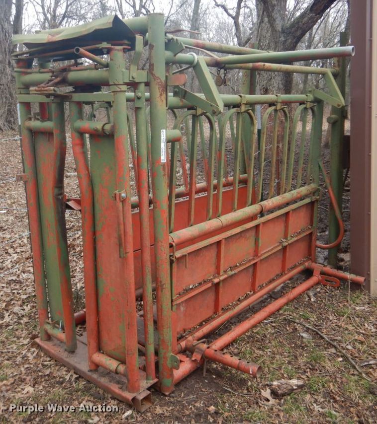 image for item GD9045 Livestock squeeze chute