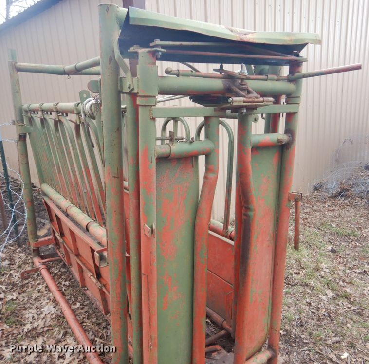 image for item GD9045 Livestock squeeze chute