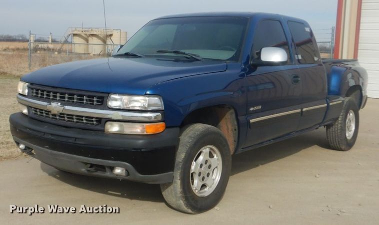 image for item GD9057 2000 Chevrolet Silverado 1500 Z71 Ext. Cab pickup truck