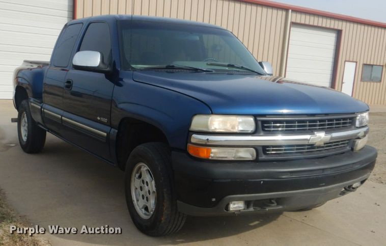 image for item GD9057 2000 Chevrolet Silverado 1500 Z71 Ext. Cab pickup truck