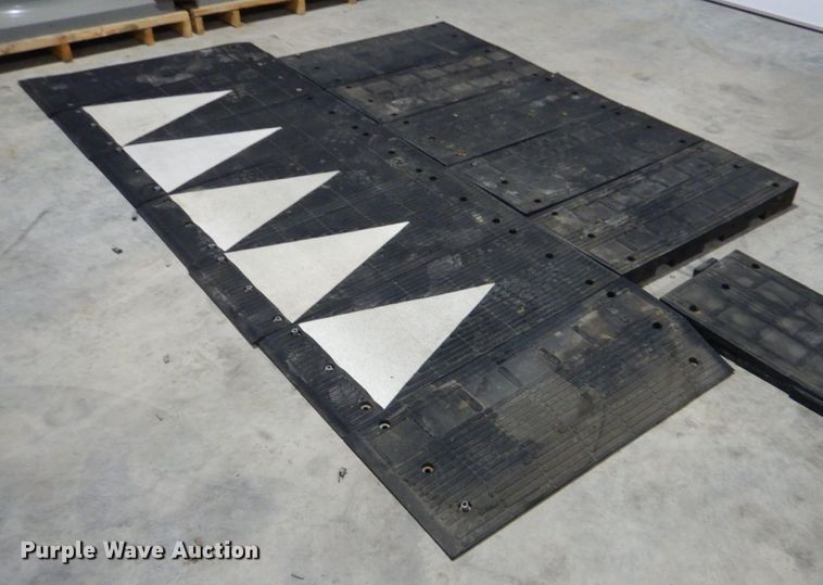 image for item GD9118 Approximately 80 pieces of rubber floor mat/ramp