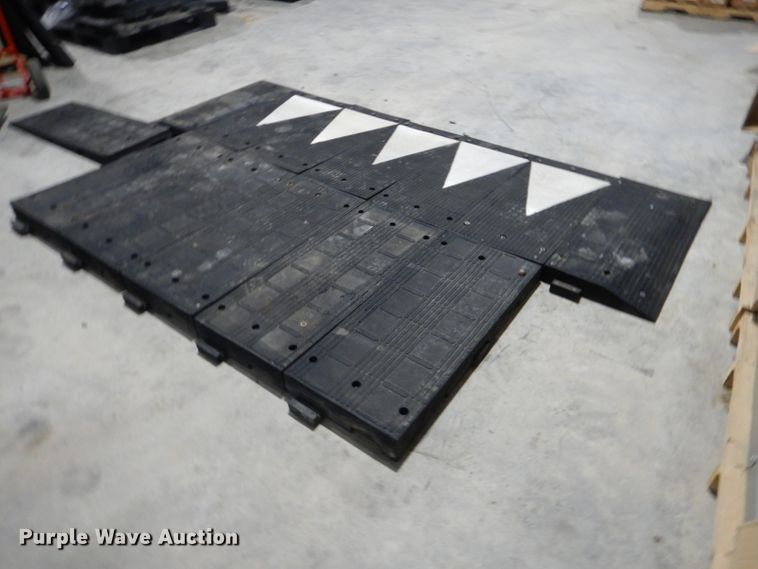 image for item GD9118 Approximately 80 pieces of rubber floor mat/ramp