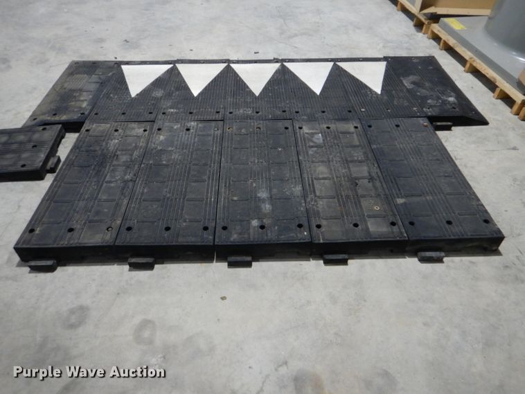 image for item GD9118 Approximately 80 pieces of rubber floor mat/ramp