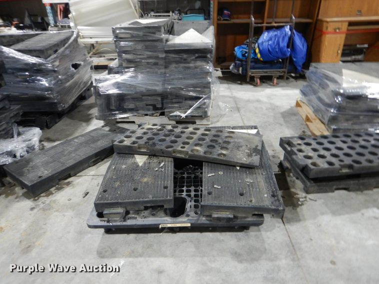 image for item GD9118 Approximately 80 pieces of rubber floor mat/ramp