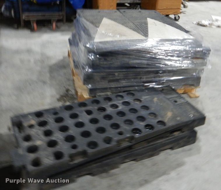 image for item GD9118 Approximately 80 pieces of rubber floor mat/ramp