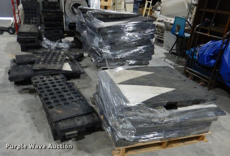 image for item GD9118 Approximately 80 pieces of rubber floor mat/ramp