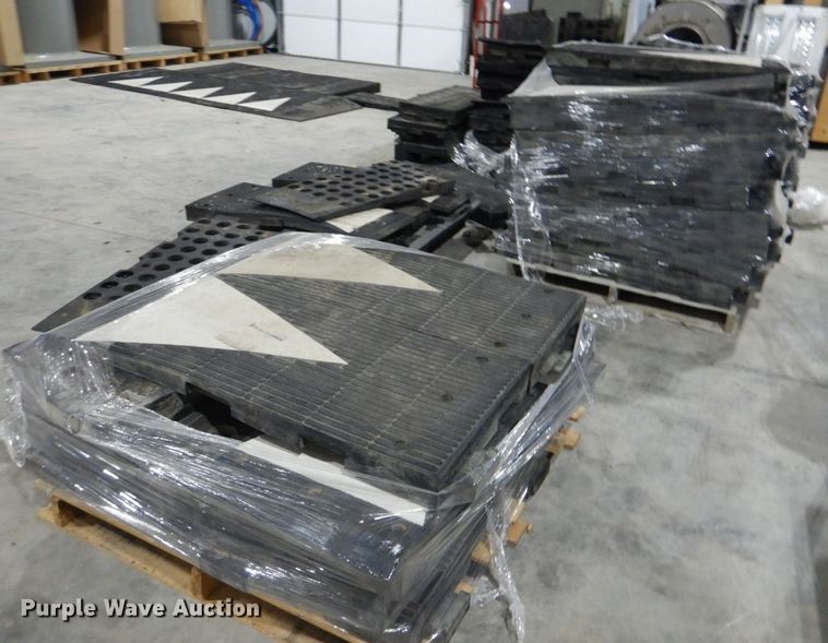 image for item GD9118 Approximately 80 pieces of rubber floor mat/ramp