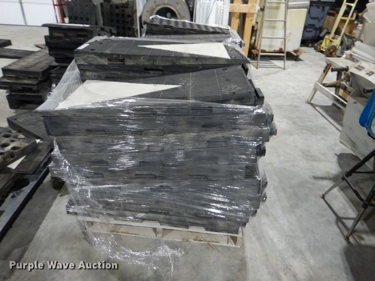 image for item GD9118 Approximately 80 pieces of rubber floor mat/ramp