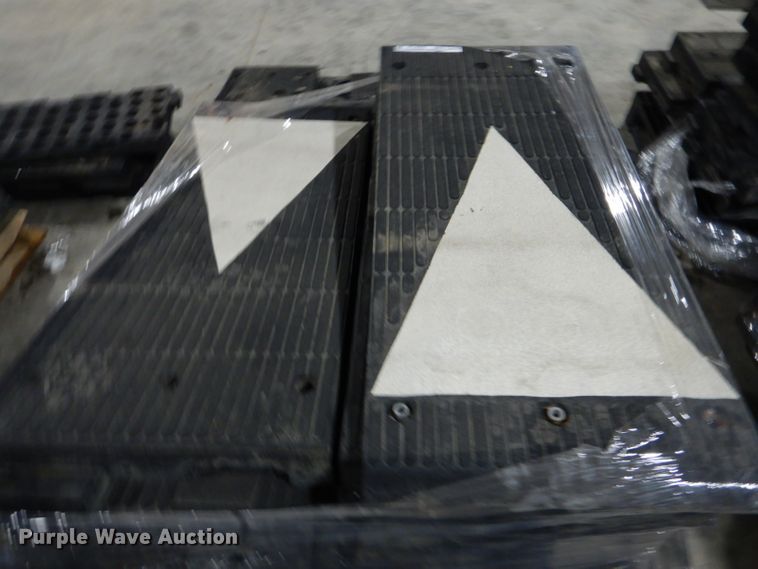 image for item GD9118 Approximately 80 pieces of rubber floor mat/ramp