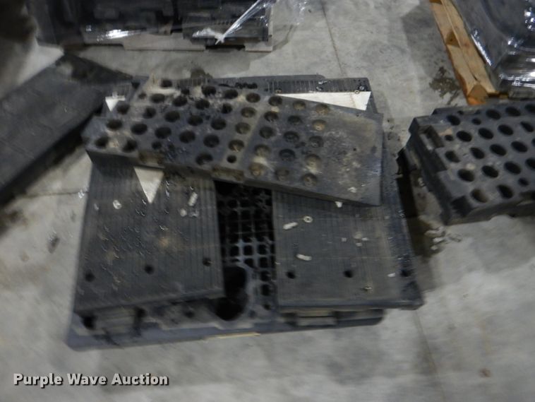 image for item GD9118 Approximately 80 pieces of rubber floor mat/ramp