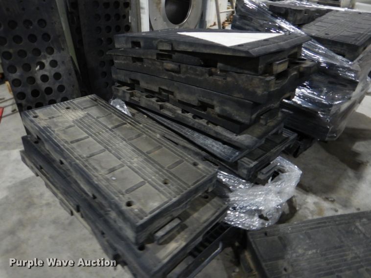 image for item GD9118 Approximately 80 pieces of rubber floor mat/ramp