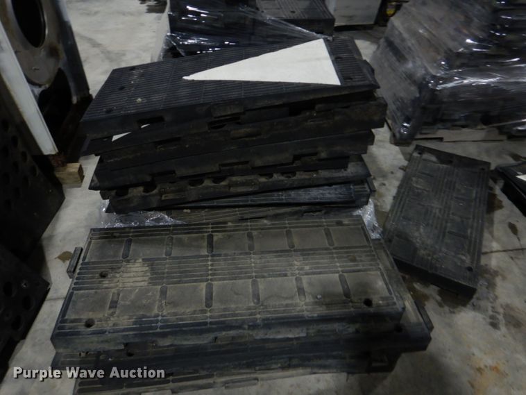 image for item GD9118 Approximately 80 pieces of rubber floor mat/ramp