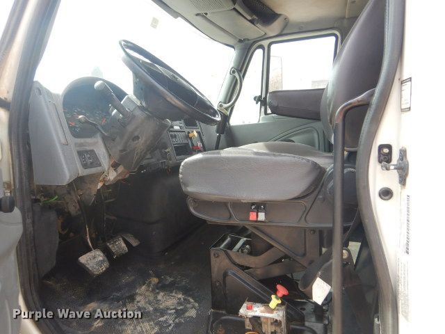 image for item GD9133 2007 International 4300 winch truck