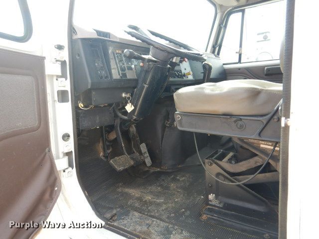 image for item GD9134 1998 International 4900 service truck