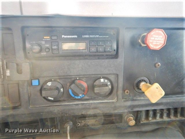 image for item GD9134 1998 International 4900 service truck