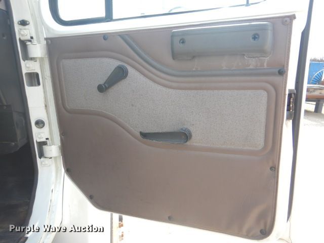 image for item GD9134 1998 International 4900 service truck