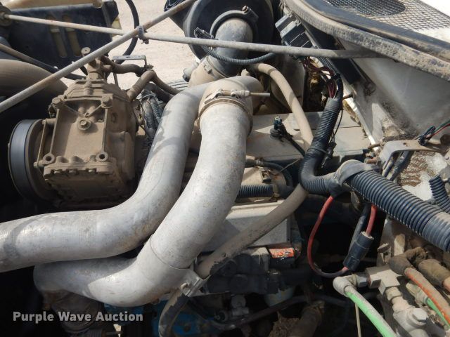 image for item GD9134 1998 International 4900 service truck