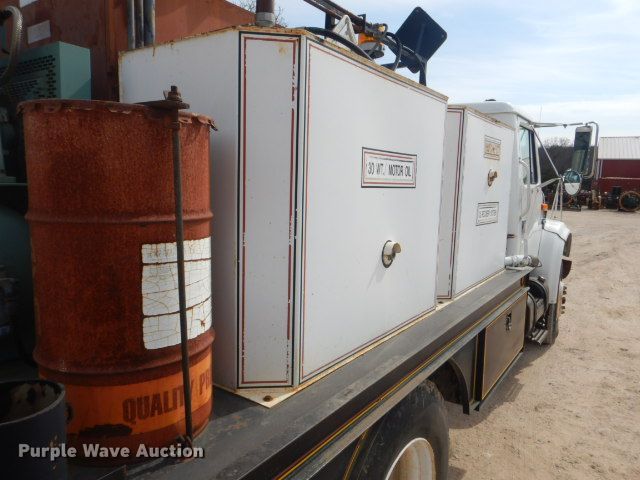 image for item GD9134 1998 International 4900 service truck