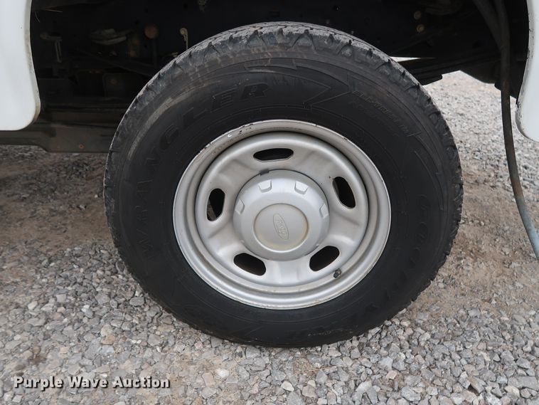 image for item GD9984 2015 Ford F350 Super Duty XL utility bed pickup truck