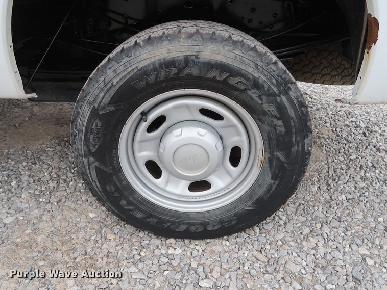 image for item GD9986 2011 Ford F350 Super Duty XL utility bed pickup truck