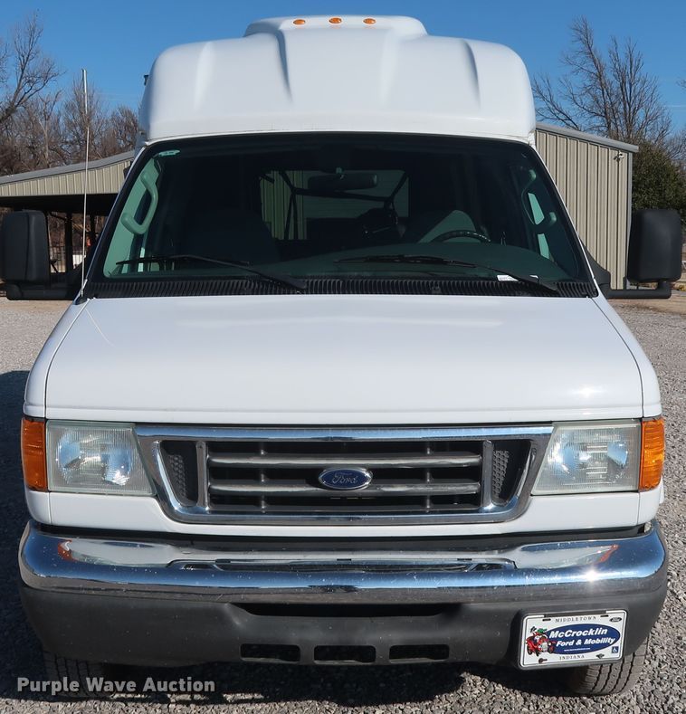image for item GD9994 2007 Ford E350 Super Duty shuttle bus